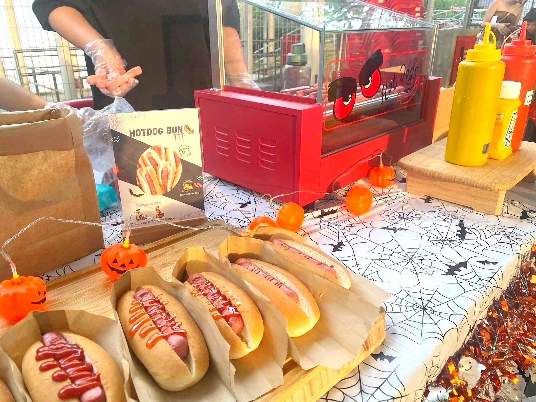 hotdog bun live station — Hotdog Bun Live Station