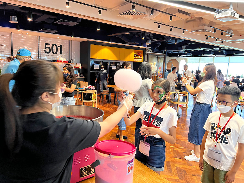 Candy Floss Live Station: Freshly Spun Treats or Takeaway Packs?